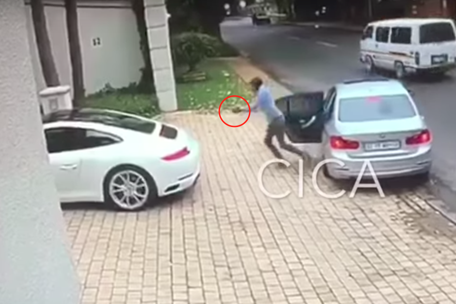 Con el arma en la mano, el ladrón quiso robarse el lujoso vehículo pero falló en el intento. (Imagen: captura de pantalla)