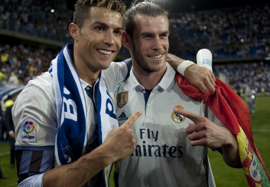 Cristiano Ronaldo y Gareth Bale celebran la obtención del título, pero deberán esperar para levantar el trofeo. (Foto: AFP)