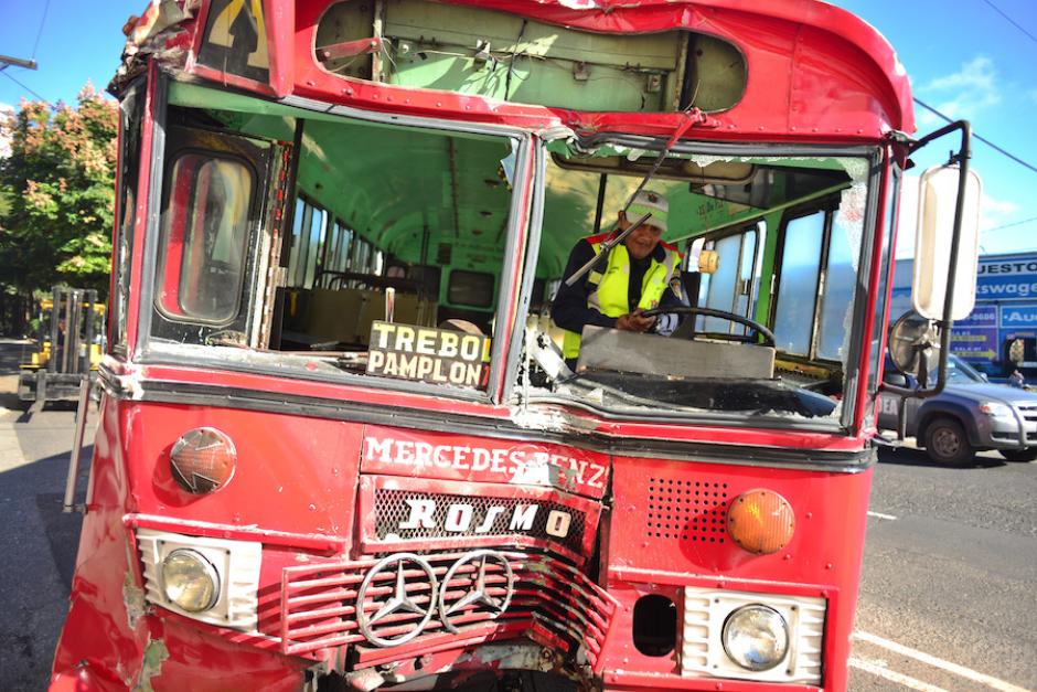 Los usuarios de los buses rojos están expuestos a la violencia y los accidentes. (Foto: Jesús Alfonso/Archivo Soy502)