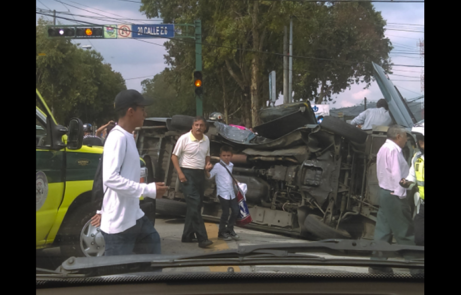 Varios niños resultaron heridos al volcar un bus escolar. (Foto: Twitter)&nbsp;