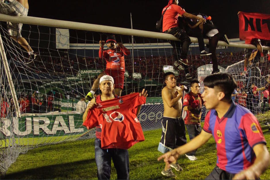 Los aficionados celebraban en la cancha. (Foto: Fredy Hernández/Soy502)