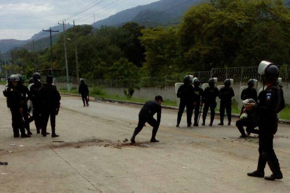 Cuatro agentes de la PNC resultaron heridos luego que pobladores del Estor, Izabal, los recibieran a balazos. (Foto: PNC)