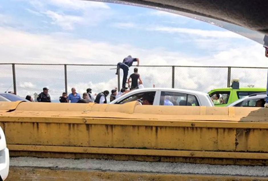 El puente del Incienso fue el escenario de un intento de suicidio. Los Bomberos acudieron a tiempo e impidieron que sucediera una tragedia. (Foto: Amílcar Montejo/PMT)