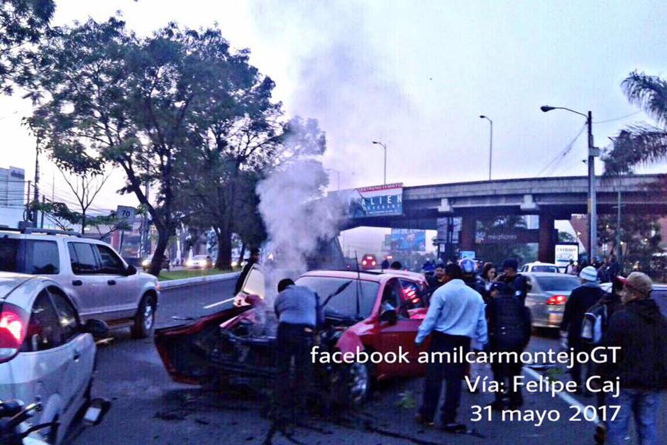 Un vehículo chocó en la calzada Roosevelt y provoca caos en el lugar. (Foto: Amílcar Montejo/PMT)