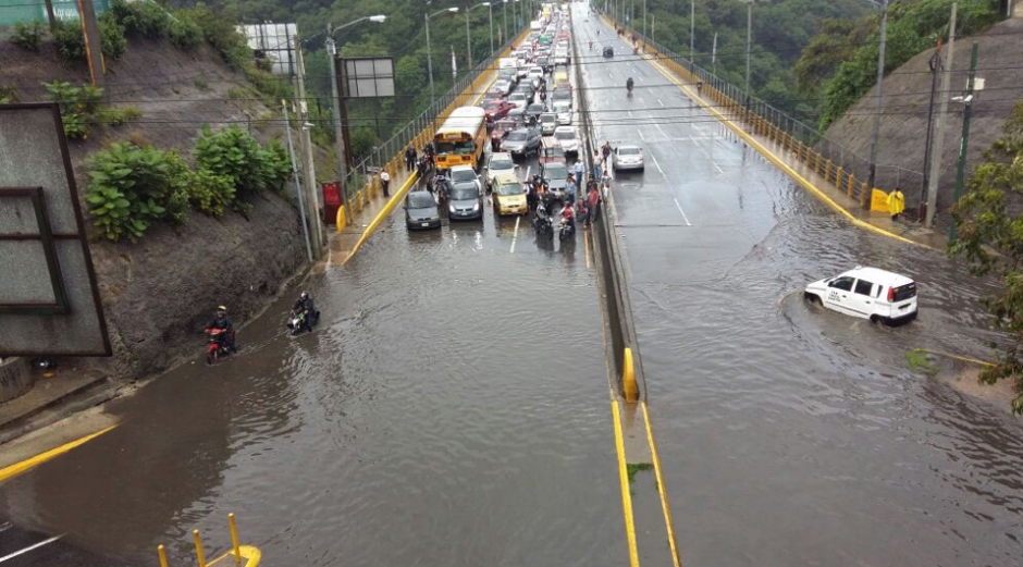 La lluvia provocó inundaciones en El Naranjo. (Foto: Twitter/@Lichalopz)&nbsp;