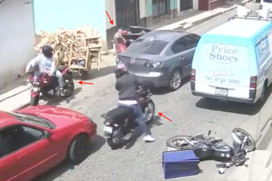 Un hombre dejó tirada su motocicleta en la calle y un vendedor buscó resguardo en una tortillería para evitar ser asaltados. (Imagen: captura de pantalla)