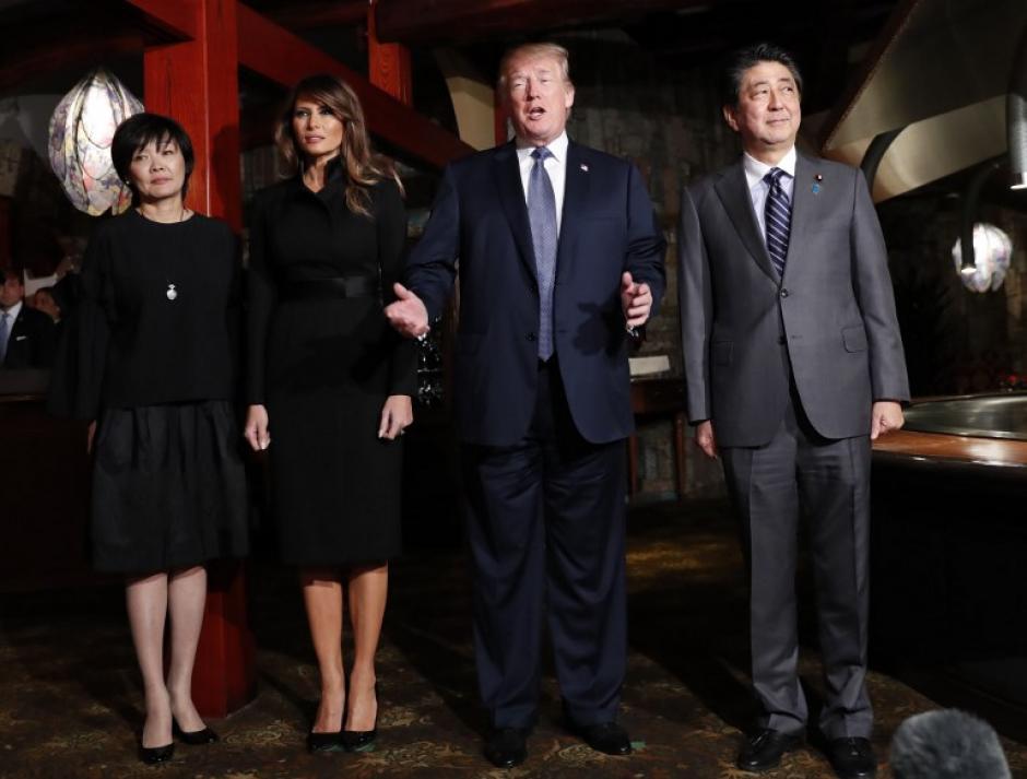 Donal Trump y su esposa, junto al primer ministro de Japón y su esposa. (Foto: AFP)