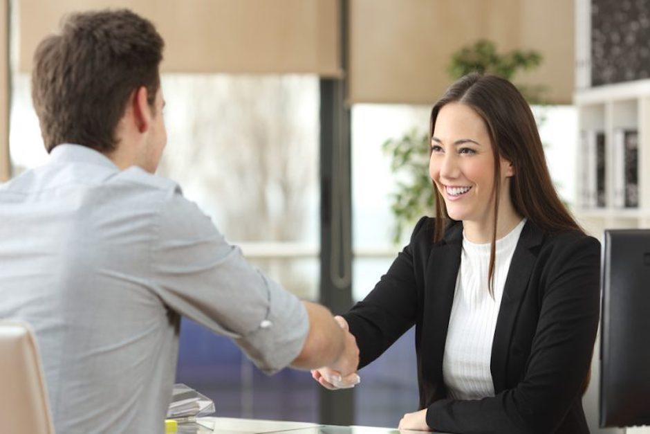 Los expertos difieren sobre el momento oportuno para hablar sobre el tema en una entrevista laboral. (Foto: escamillacoach.com)