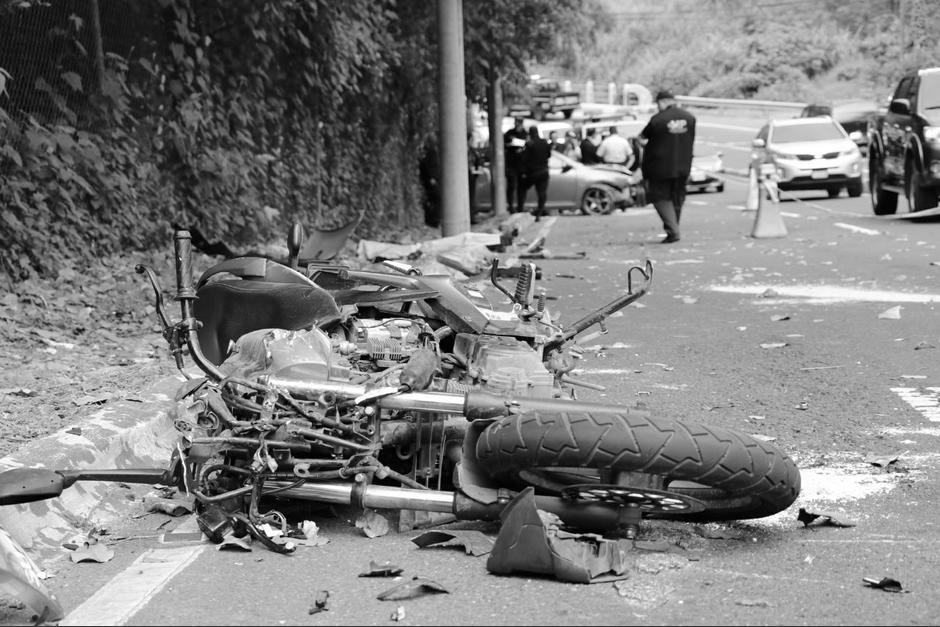 Un motorista murió en un accidente de tránsito que se produjo el bulevar Las Cumbres en la zona 16. (Foto: Bomberos Municipales)