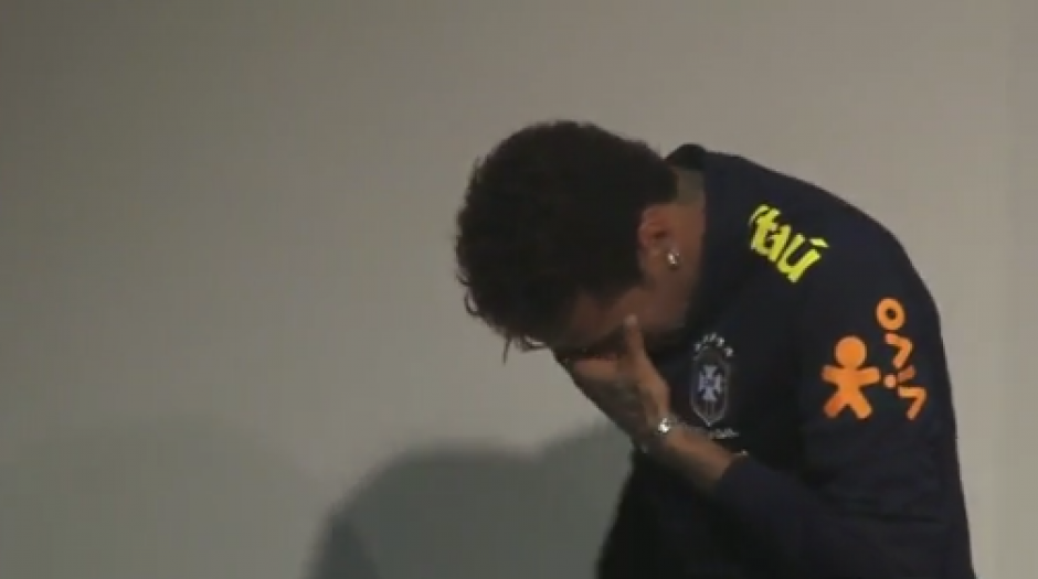 Neymar rompió a llorar y se fue de la sala de prensa. (Foto: captura de pantalla)&nbsp;