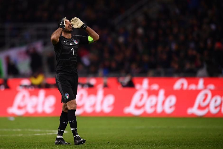 Gianluigi Buffon lamentó la eliminación de Italia a mano se Suecia. (Foto: AFP)