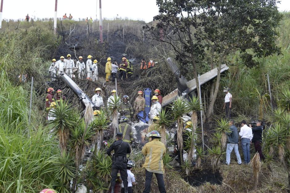 Bomberos de ambos cuerpos de socorro trabajaron en el lugar para sofocar las llamas. (Foto: Wilder López/Soy502)