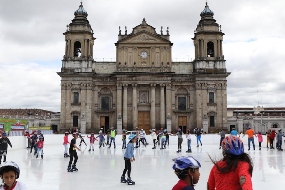 La pista de hielo en la Plaza de la Constitución es una de las celebraciones tradicionales de la Navidad guatemalteca. (Foto: Alejandro Balán/Archivo Soy502)