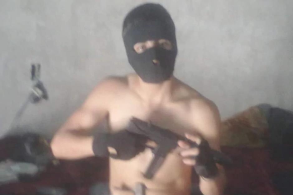 En su cuenta de Facebook, el capturado exponía imágenes de él posando con armas de grueso calibre. (Foto: Infobae)