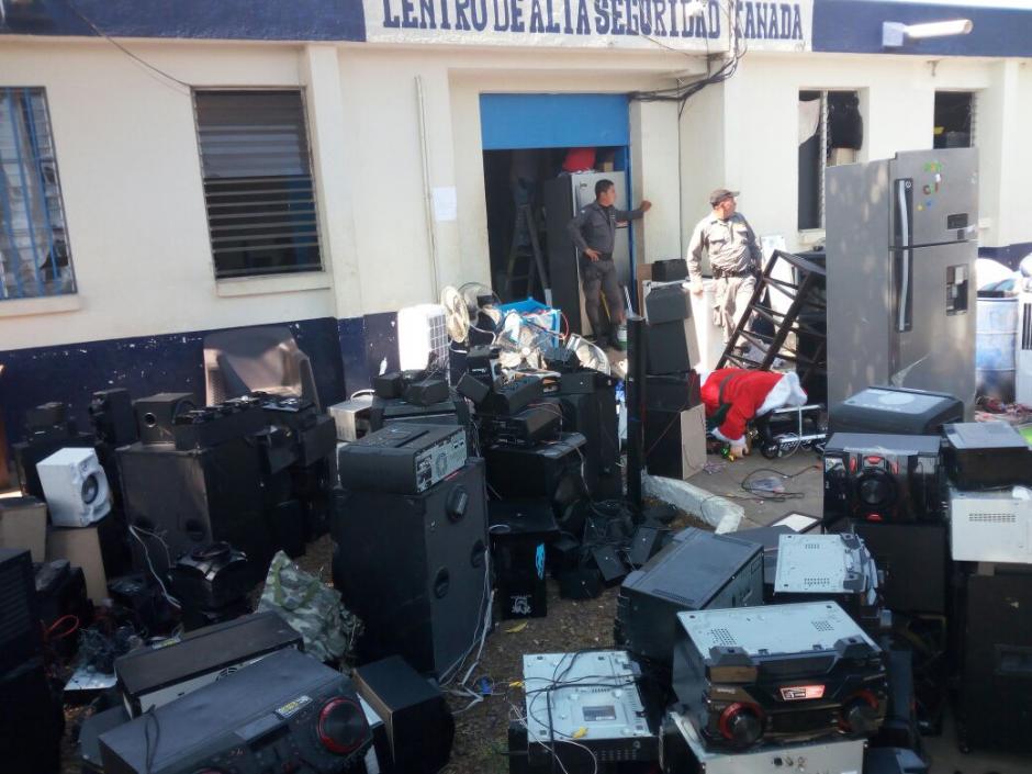 Equipos de sonido, reproductores para DVD y refrigeradoras fueron los primeros hallazgos en la requisa a la cárcel de alta seguridad conocida como "El Infiernito". (Foto; PNC)