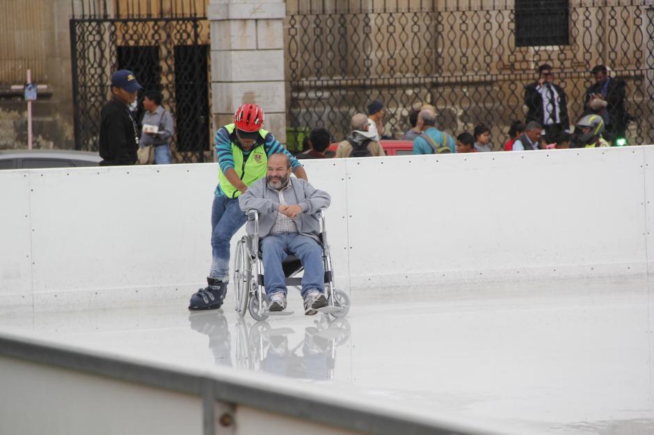 José Marcelino sonrió y gozó el recorrido en la pista de hielo. (Foto: Fredy Hernández/Soy502)