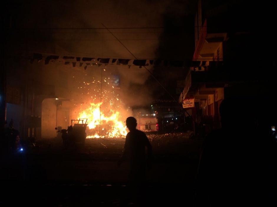 Un incendio de grandes proporciones se registra en la Terminal de Minerva en Quetzaltenango. (Foto: @stereo100xela)