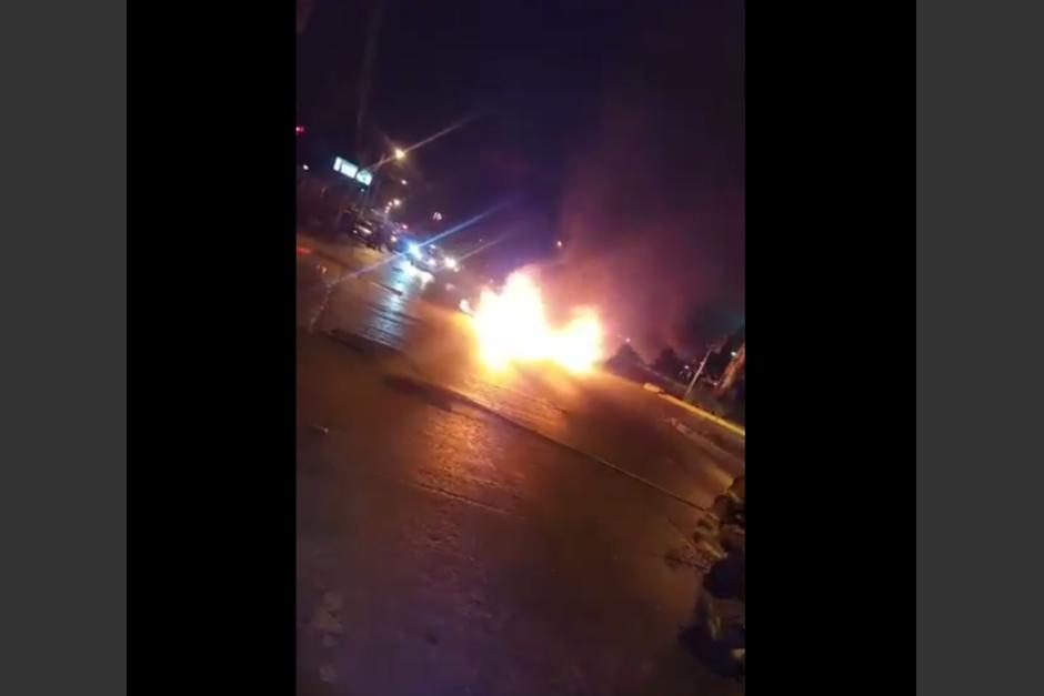 Un vehículo sedán colisionó con una motocicleta y ambos vehículos prendieron en llamas en la avenida Petapa. (Foto: Captura de video)