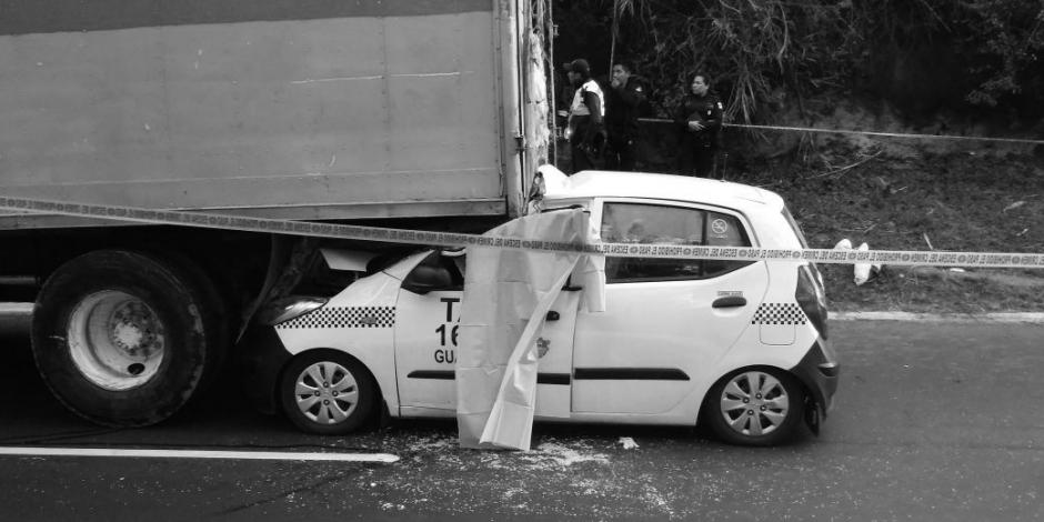 Un taxi se empotró en un camión recolector de basura y dejó un muerto y cuatro heridos. (Foto:&nbsp;@WalteHermosilla)
