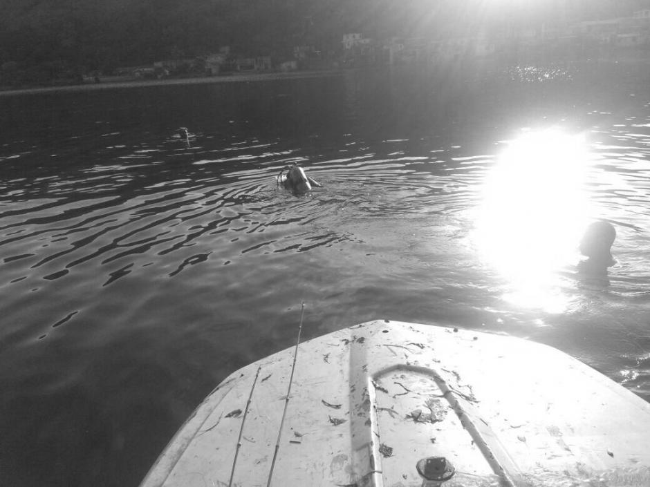 Localizan el cadáver de un joven de 23 años que se encontraba nadando en el lago de Amatitlán. (Foto: Bomberos Voluntarios)