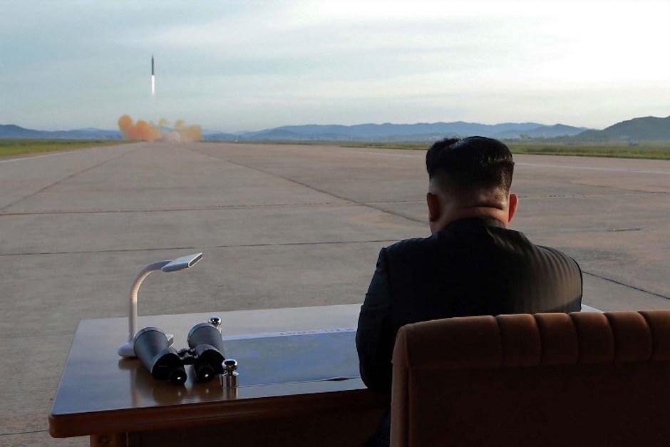 El líder norcoreano Kim Jong-un supervisa el lanzamiento de un cohete balístico lanzado el pasado 16 de septiembre. (Foto: AFP)