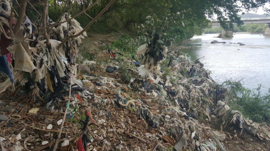 Plásticos, basura y aguas negras son enviados al río Motagua que ha sido utilizado como un desagüe de los desechos. (Foto: Jessica Gramajo/Soy502)