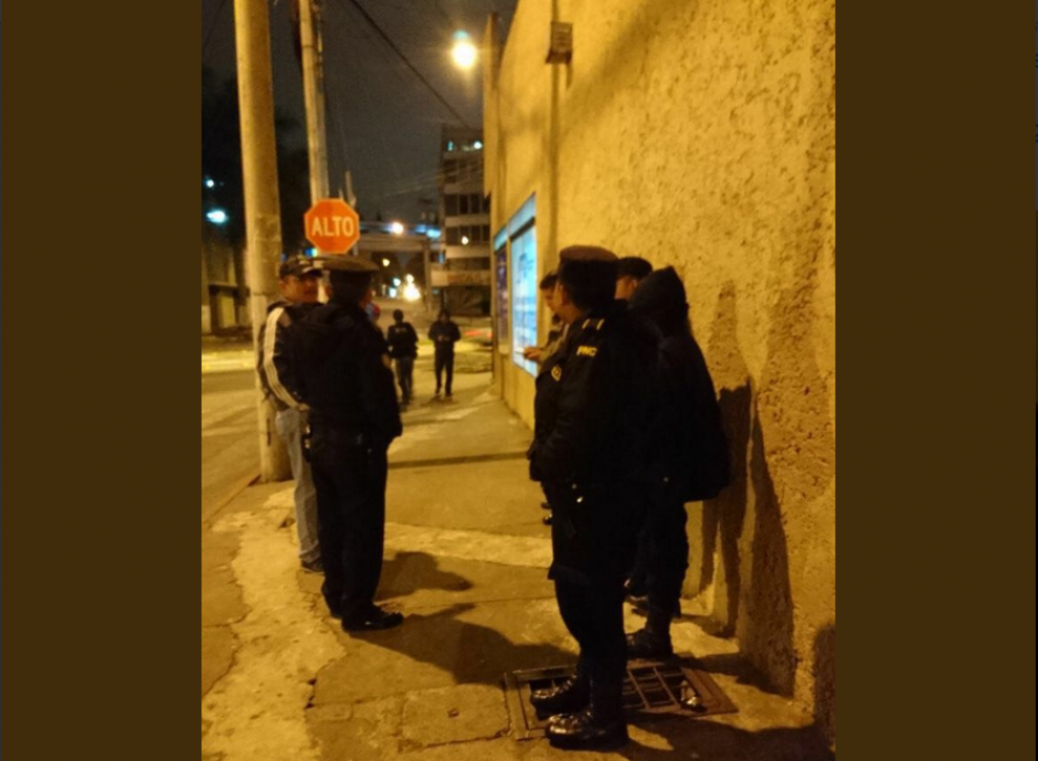 Agentes de la PNC estuvieron durante toda la noche en el lugar. (Foto: Migración)&nbsp;