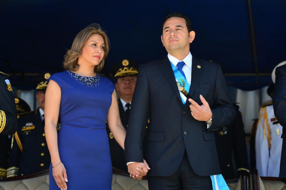 La pareja presidencial, el día que Jimmy Morales recibió el bastón de mando del Ejército, en 2016. (Foto: Wilder López/Soy502)