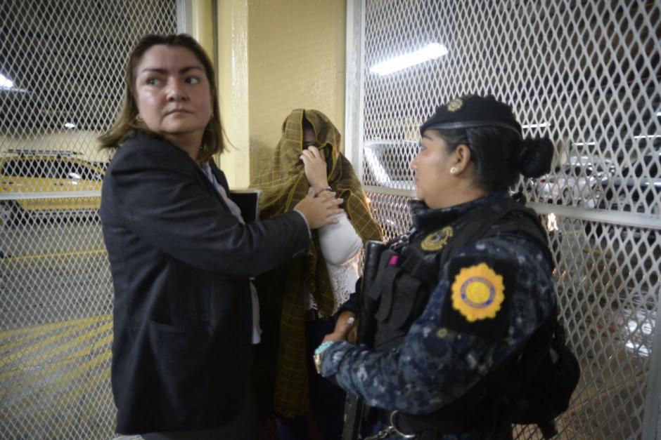 Luisa María Salas Bedoya se cubre el rostro con una chaqueta durante su breve estadía en la carceleta de Tribunales. (Foto: Wilder López/Soy502).&nbsp;