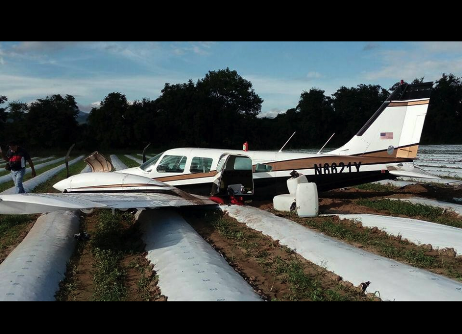 Las autoridades continúan en el operativo para contabilizar la droga encontrada en la avioneta. (Foto: Radio Jutiapa)&nbsp;