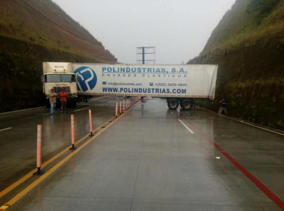 Un camión bloquea el paso en el kilómetro 19.5 de la Vía Alterna al Sur. (Foto: Bomberos Municipales Departamentales)