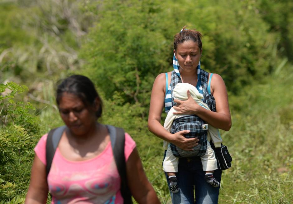 Son muchas las guatemaltecas que se van a Estados Unidos en busca de una mejor vida para ellas y sus hijos. (Foto: Esteban Biba/soy502)