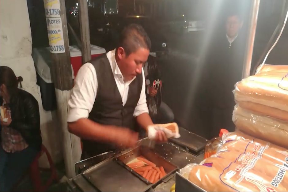 El hombre fue grabado en video mientras preparaba un chévere en una de las calles de Quetzaltenango. (Imagen: captura de pantalla)