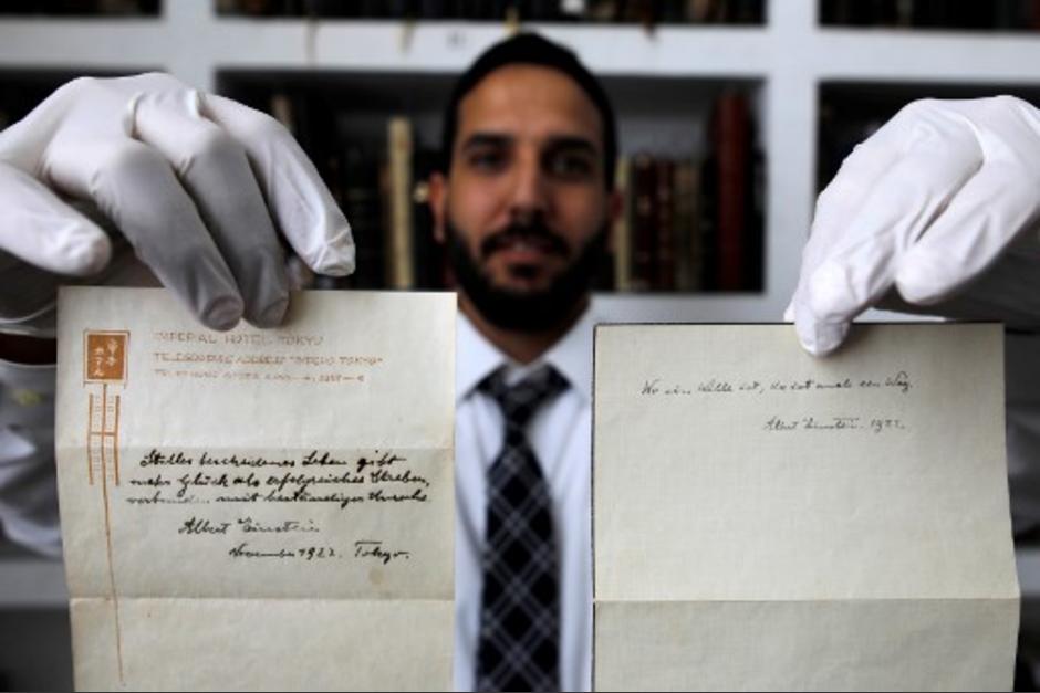 La nota manuscrita de Albert Einstein, en la cual escribió su fórmula para la felicidad. (Foto: AFP)