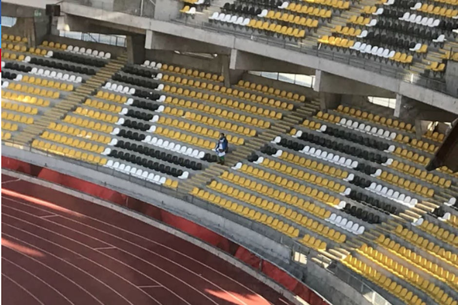 El largo viaje de este aficionado fue recompensado con una victoria de su equipo. (Foto: Infobae)