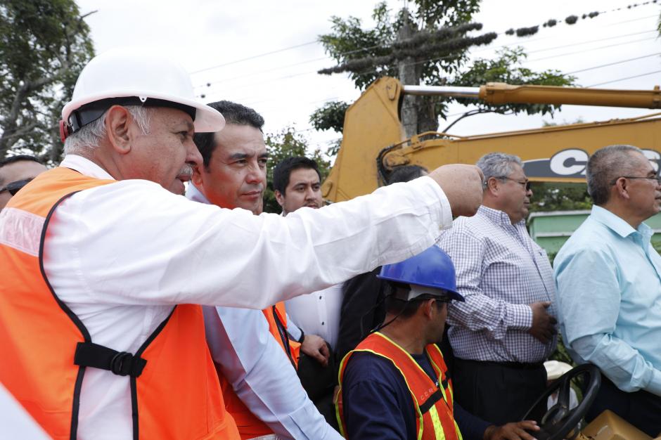 El Presidente y el ministro durante una de los actos de inauguración de los trabajos en tramos carreteros del país. (Foto: Gobierno)