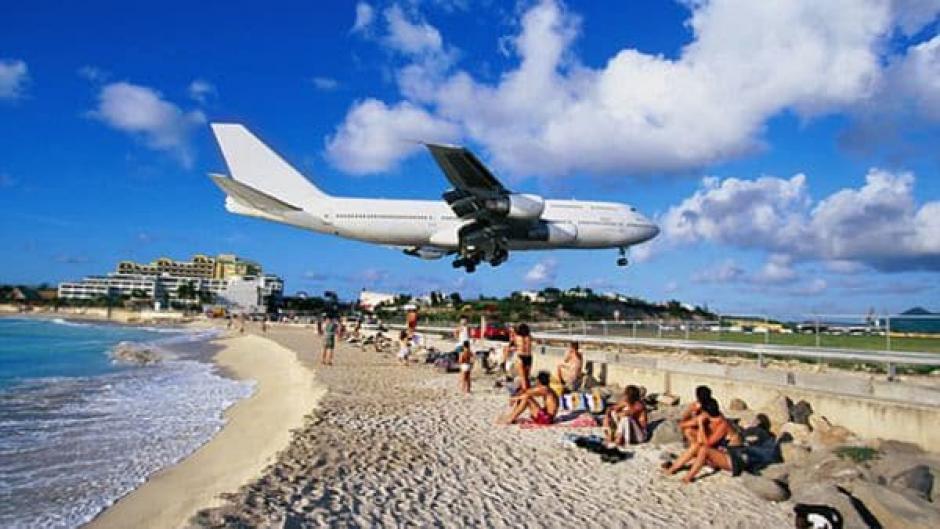 Tras el paso del huracán Irma el aeropuerto Internacional Princess Juliana quedó destruido. (Foto: www.infobae.com)