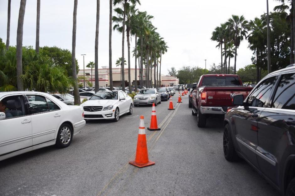 Cientos de personas huyen de Miami, Florida. (Foto: AFP) 