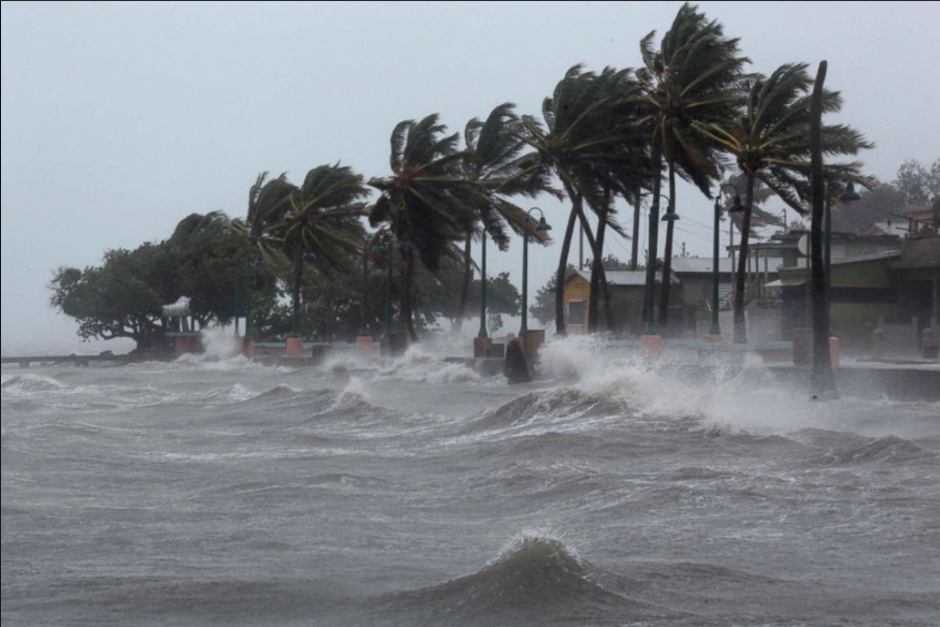 El huracán atravesó las islas Turcos y Caicos la mañana de este viernes 8 de septiembre de 2017. (Foto: Twitter/@news4ccom)