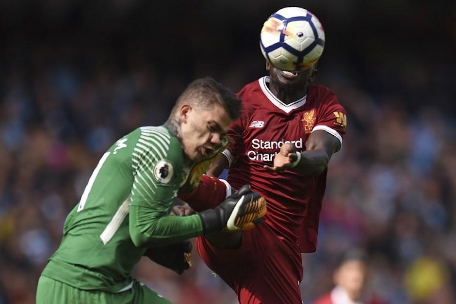 Sadio Mané del Liverpool, propinó un terrible golpe en el rostro del portero Ederson Santana. (Foto: AFP)