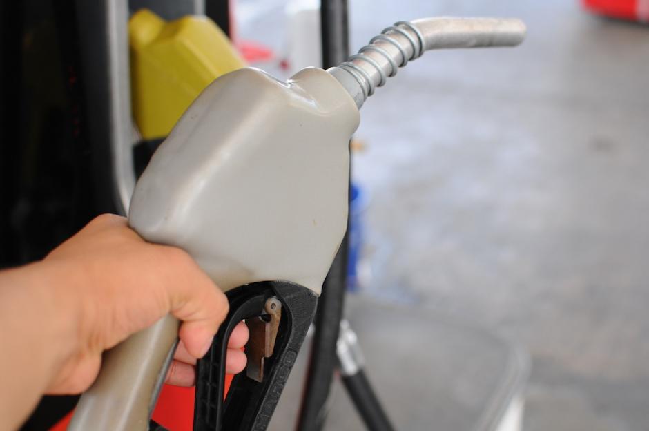 Si sube la gasolina, puedes maniobrar con otros gastos para que te afecte lo menos posible. (Foto ilustrativa: Alejandro Balán/Soy502)