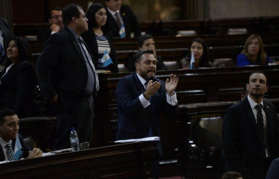 Javier Hernández, jefe de la bancada oficial, aplaude al finalizar la votación. (Foto: Wilder López/Soy502)&nbsp;