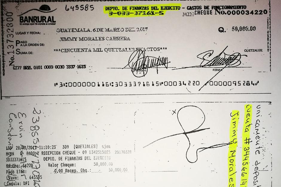 Este es el cheque que entregó el Ejército a Jimmy Morales. (Foto: Soy502)