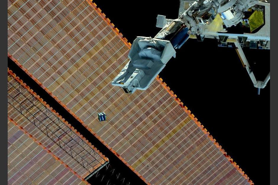 Un CubeSat siendo lanzado desde la Estación Espacial Internacional. (Foto:&nbsp;UNOOSA)