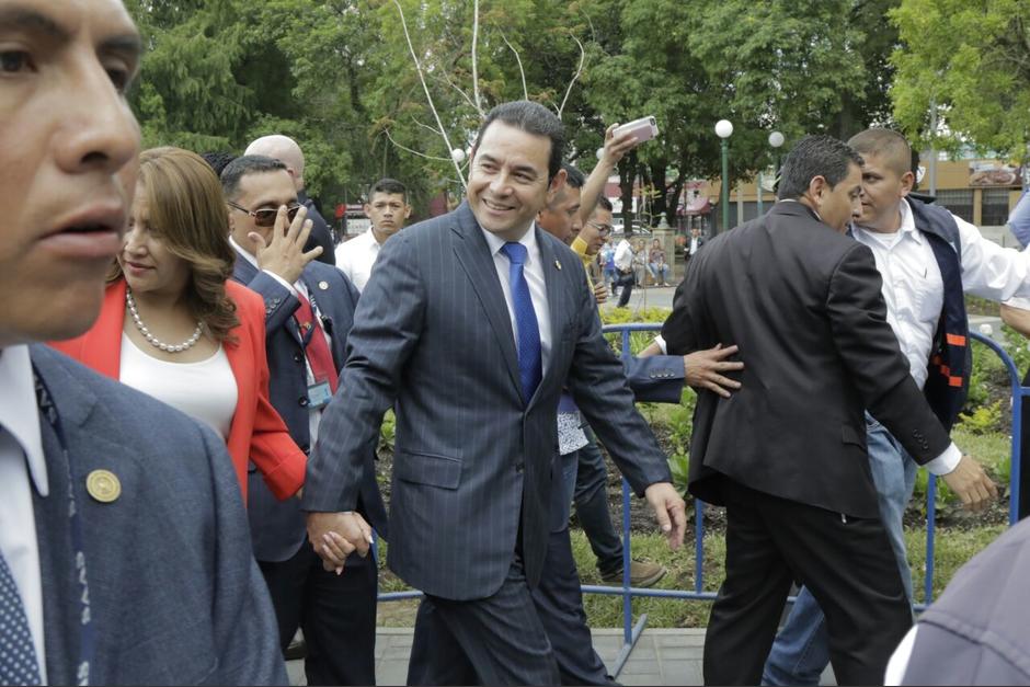 El presidente Jimmy Morales participó en la inauguración de la Plaza España, pero se marchó sin dar declaraciones respecto al bono que le paga el Ejército. (Foto: Alejandro Balán/Soy502).&nbsp;
