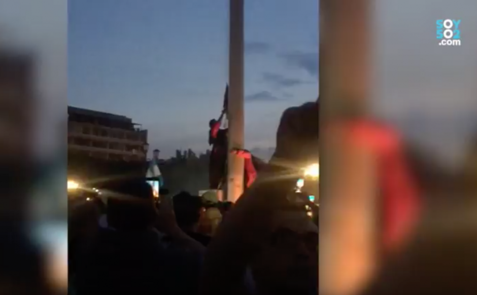 Los manifestantes no dejaron que la bandera oficial fuera izada. (Foto: Captura de video/Soy502)