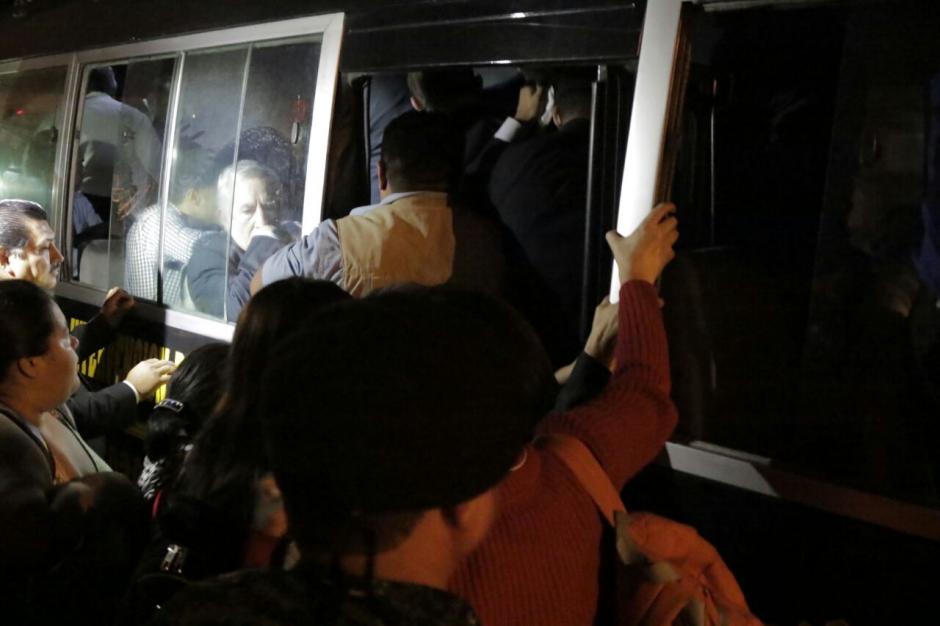 Los diputados fueron sacados del Congreso en buses del autobús. (Foto: Alejandro Balán/Soy502)