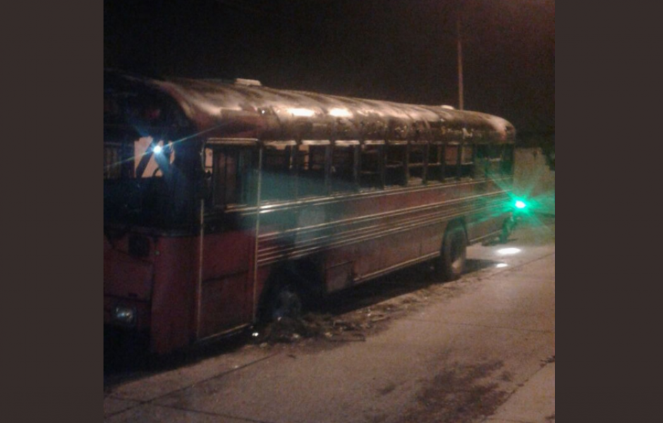 Un bus se incendió durante la madrugada de este martes en Mixco. (Foto: Pablo Morales/Emixtra)&nbsp;