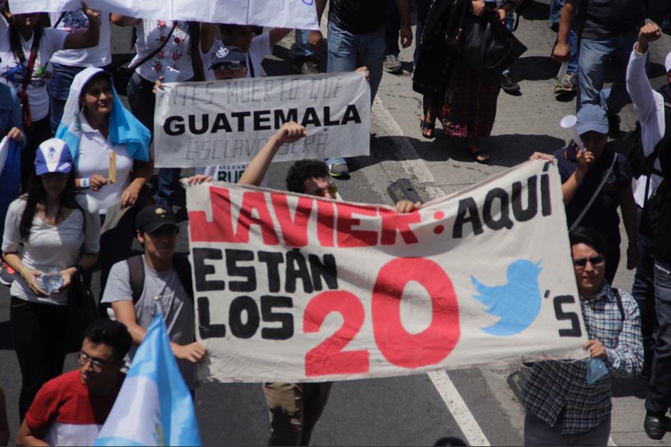 Los manifestantes le recordaron al diputado acerca de los tuiteros. (Foto: Wilder López/Soy502) 