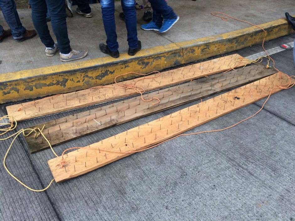 Los manifestantes de Codeca retiraron las tablas con clavos. (Foto: Carlos Sandoval/MuniGuate)&nbsp;